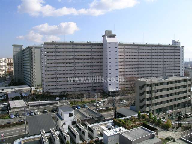 周辺はマンション、団地が多く立ち並んでいます