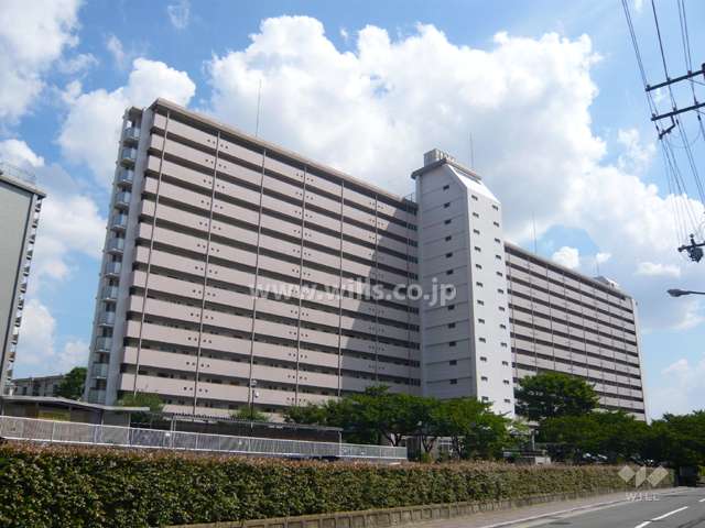 公社千里山田D団地A-2棟の外観（北西側から）
