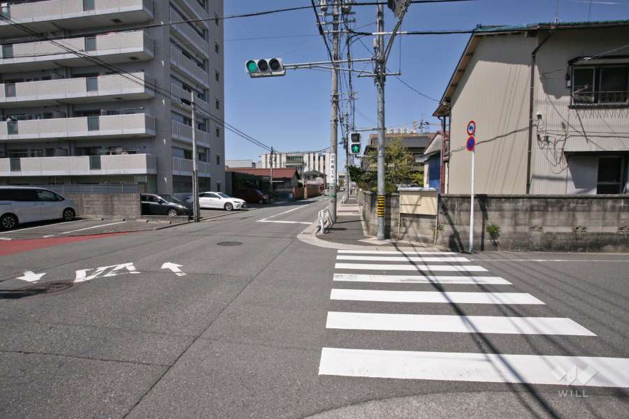 敷地東側の前面道路(南側から)