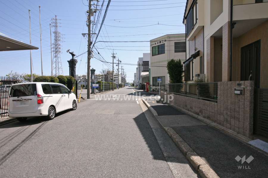 敷地東側の前面道路（北側から）