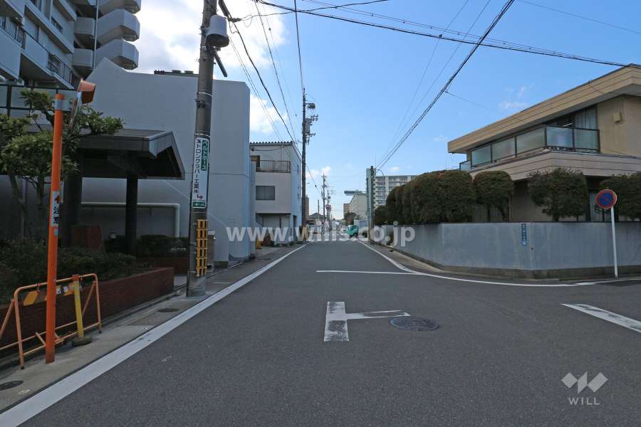 敷地北側の前面道路（東側から）