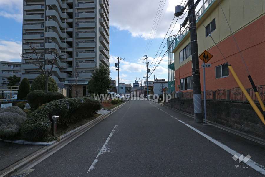 敷地西側の前面道路