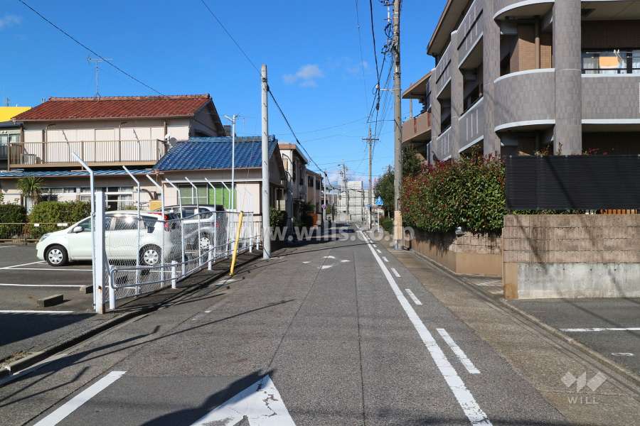敷地西側の前面道路