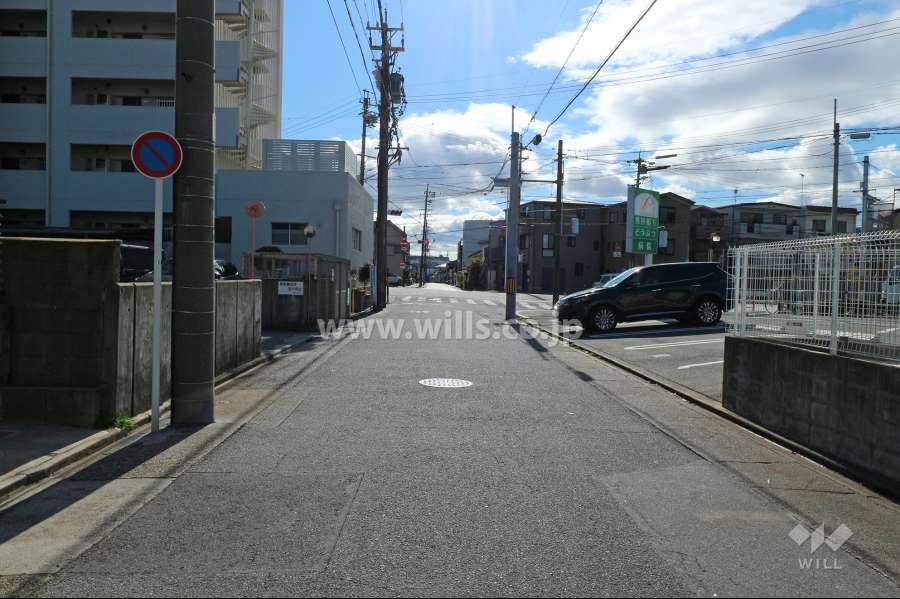 敷地西側の前面道路