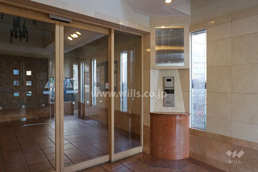 エントランスはオートロック付きです。