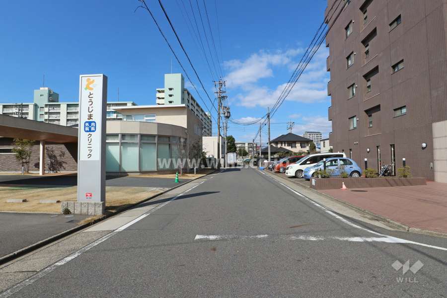 敷地西側の前面道路