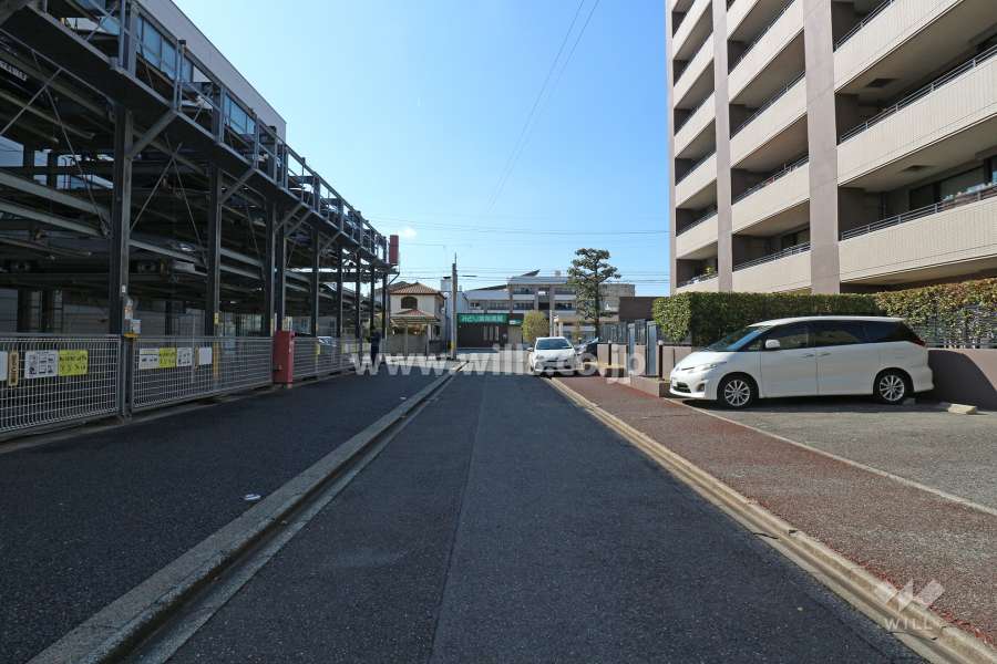 敷地南側の前面道路※画像左手の立体機械式駐車場は「パークホームズ白鳥」の駐車場ではありません。