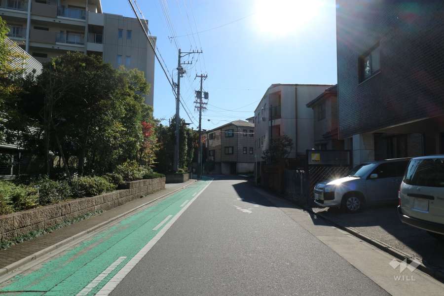 敷地西側の前面道路