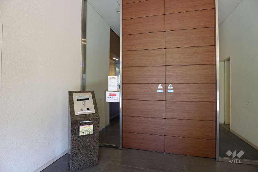 エントランスはオートロック付きです。