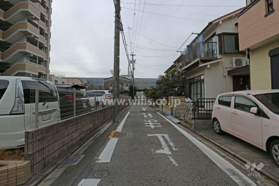 敷地北側の前面道路（東側から）