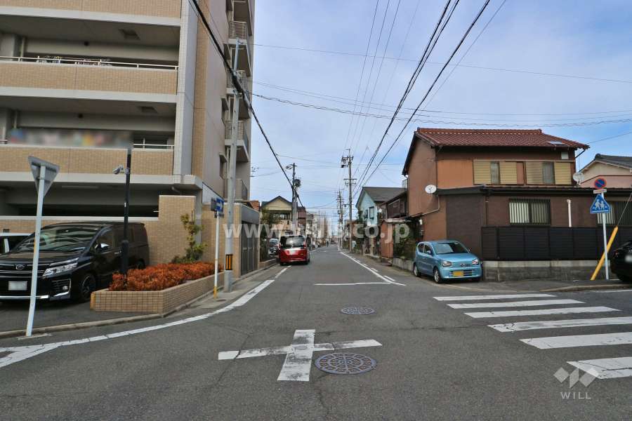 敷地東側の前面道路（南側から）