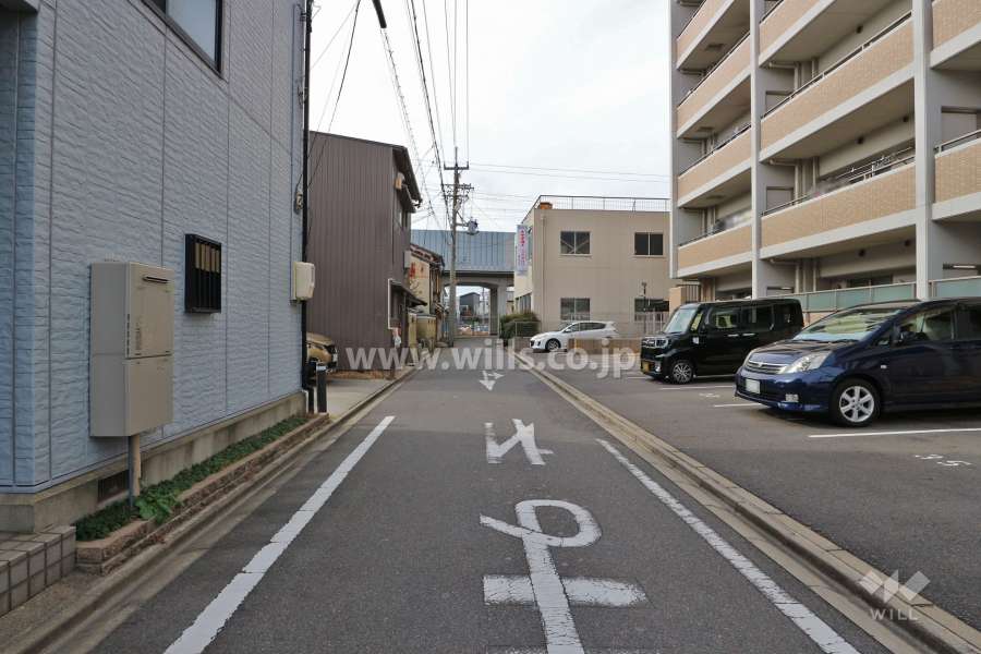 敷地南側の前面道路（東側から）