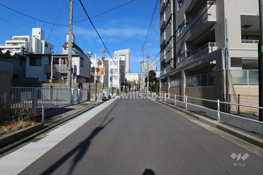 敷地西側の前面道路