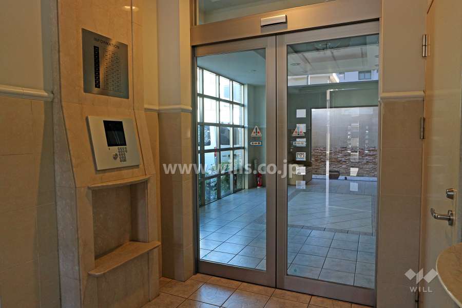 エントランスはオートロック付きです。