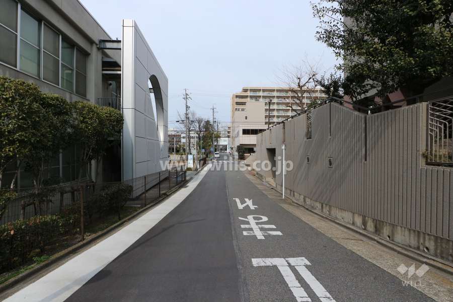 敷地西側の前面道路