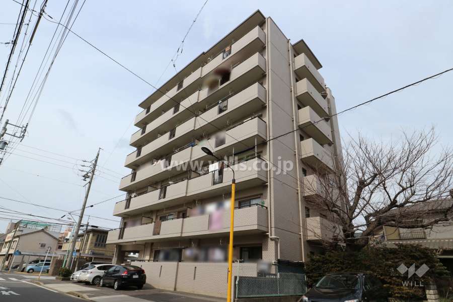 宝マンション神宮前の外観（南東側から）