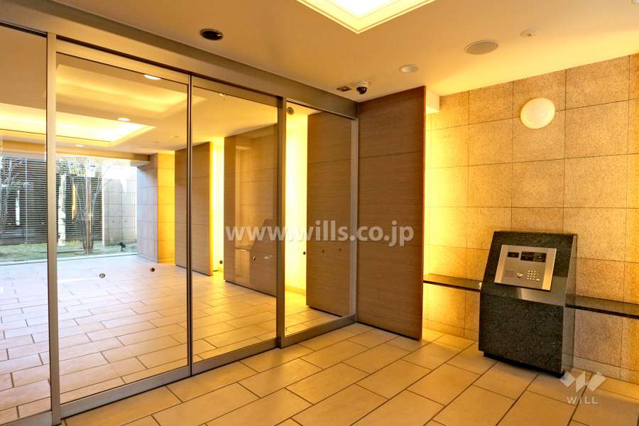 エントランスはオートロック付きです。