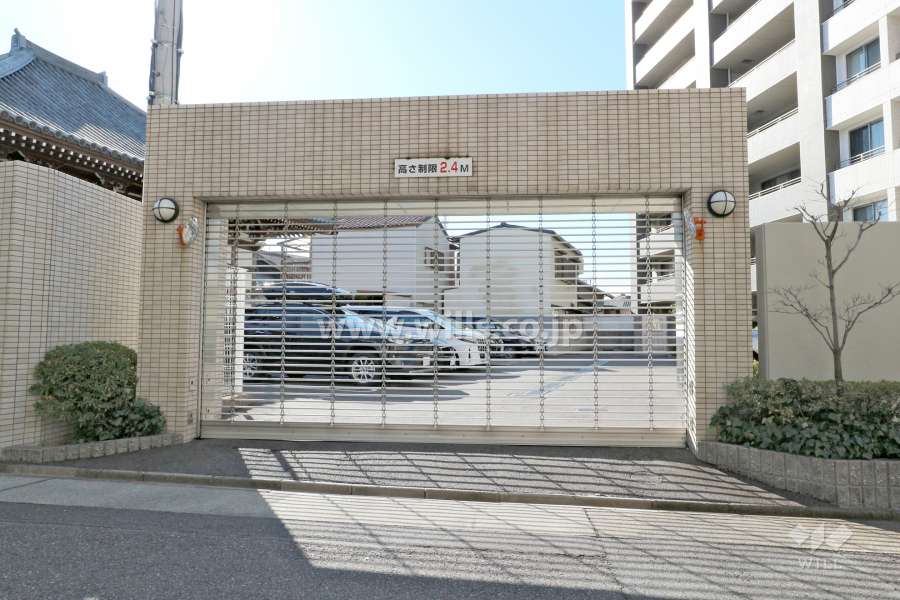 駐車場出入り口（リングシャッター付き)