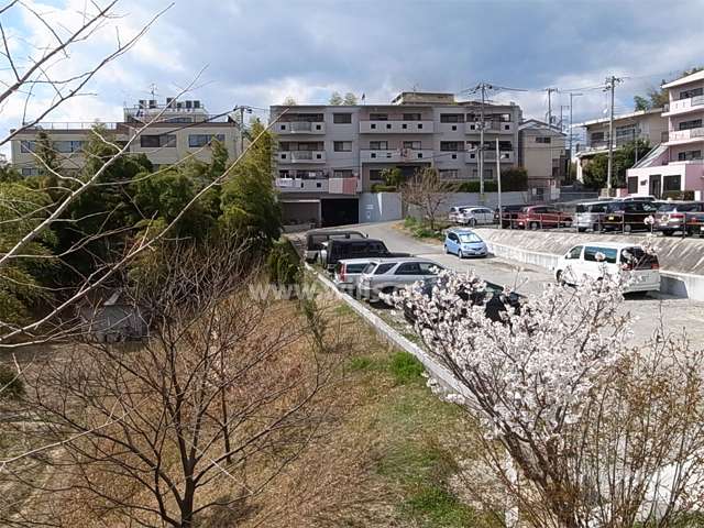 周辺は緑の多い高台の住宅地です。