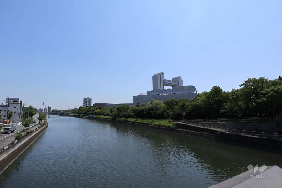 敷地西側を流れる堀川