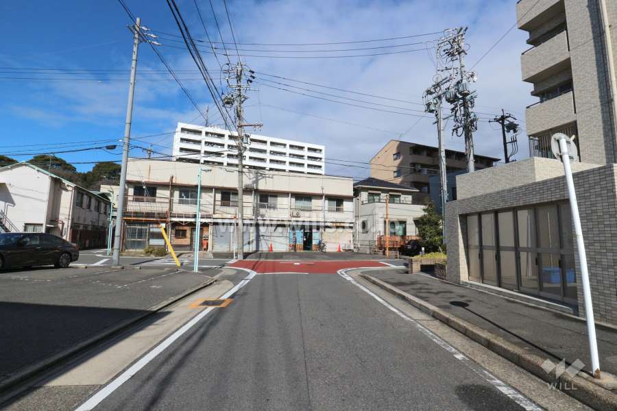 敷地南西側の前面道路（南東側から）