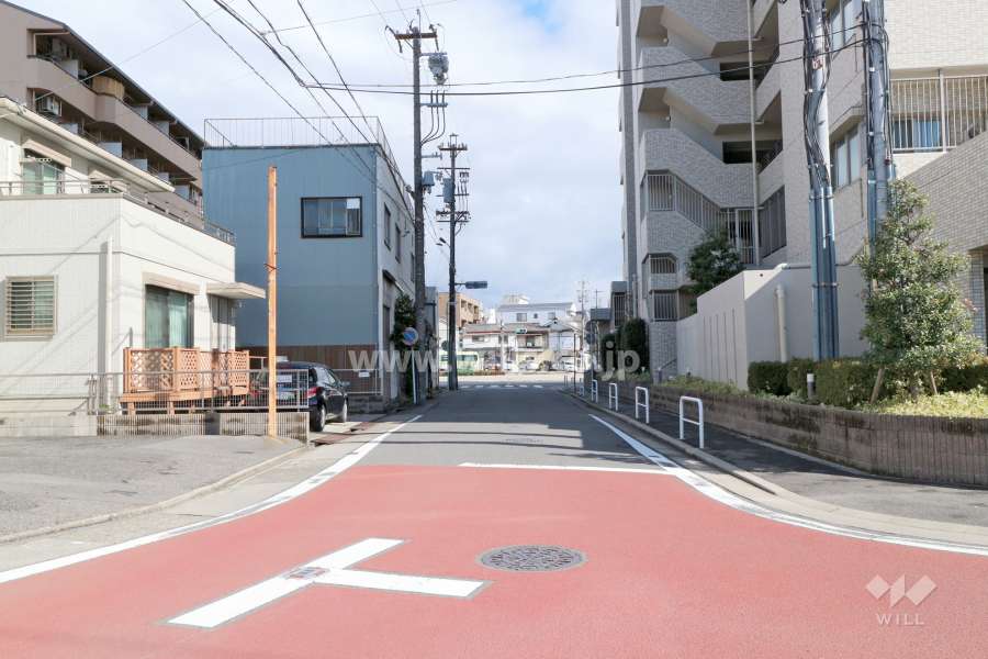 敷地北西側の前面道路（南西側から）