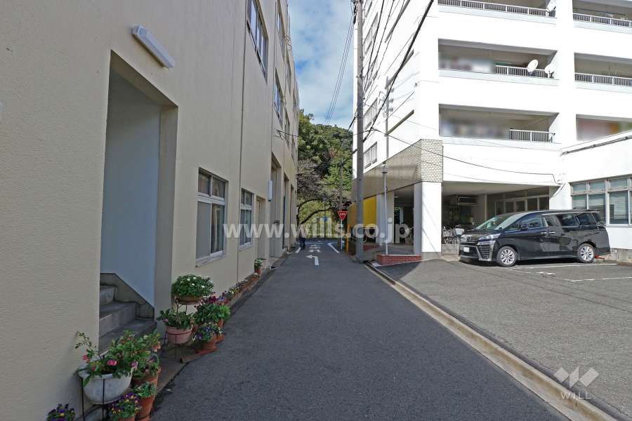 敷地南西側の前面道路。敷地の北西側には熱田神宮公園があり、緑地に囲まれた環境です。また園内には断夫山古墳という古墳もあります。