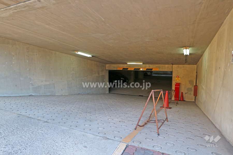 地階にある駐車場へのアプローチ