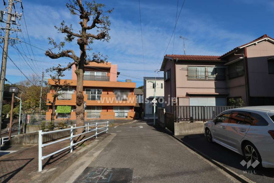 敷地北東側の前面道路（南東側から）