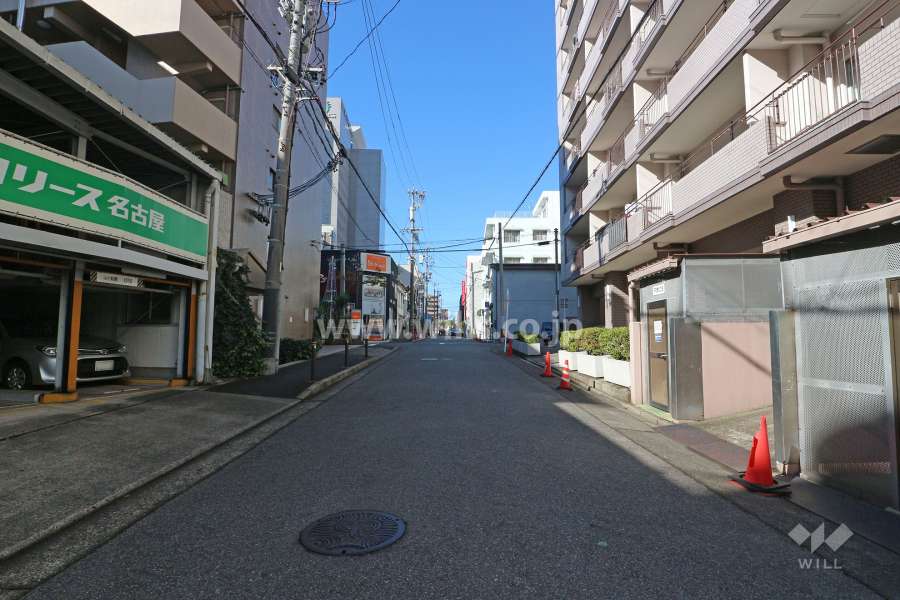 敷地南側の前面道路（東側から）