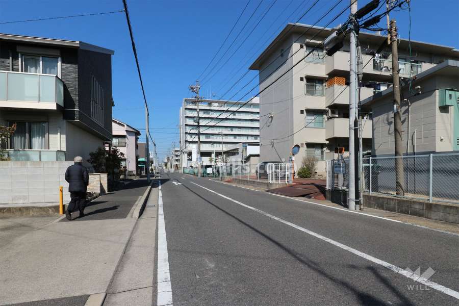 敷地西側の前面道路
