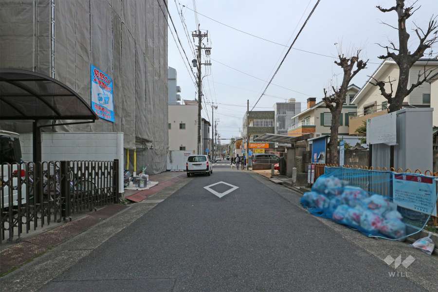 敷地北側の前面道路（東側から）