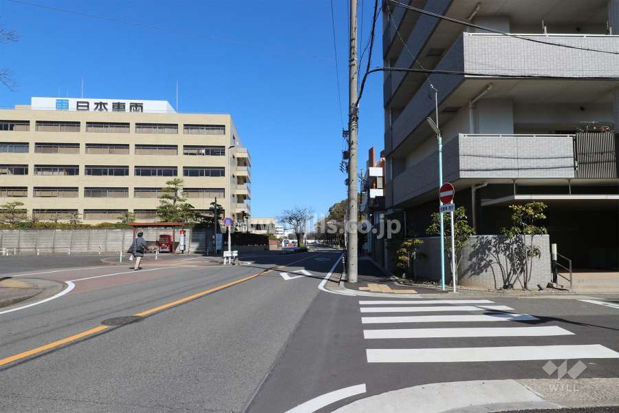 敷地西側の前面道路