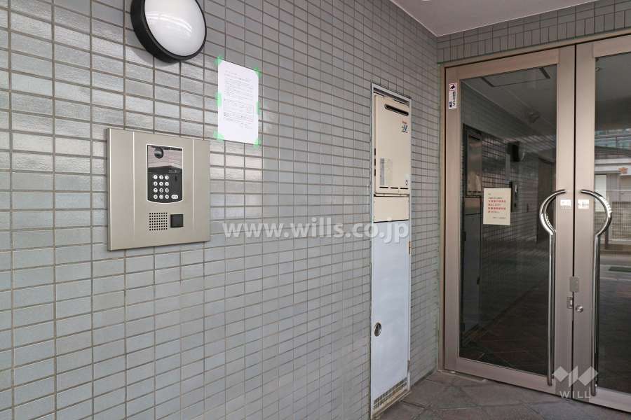 エントランスはオートロック付きです。