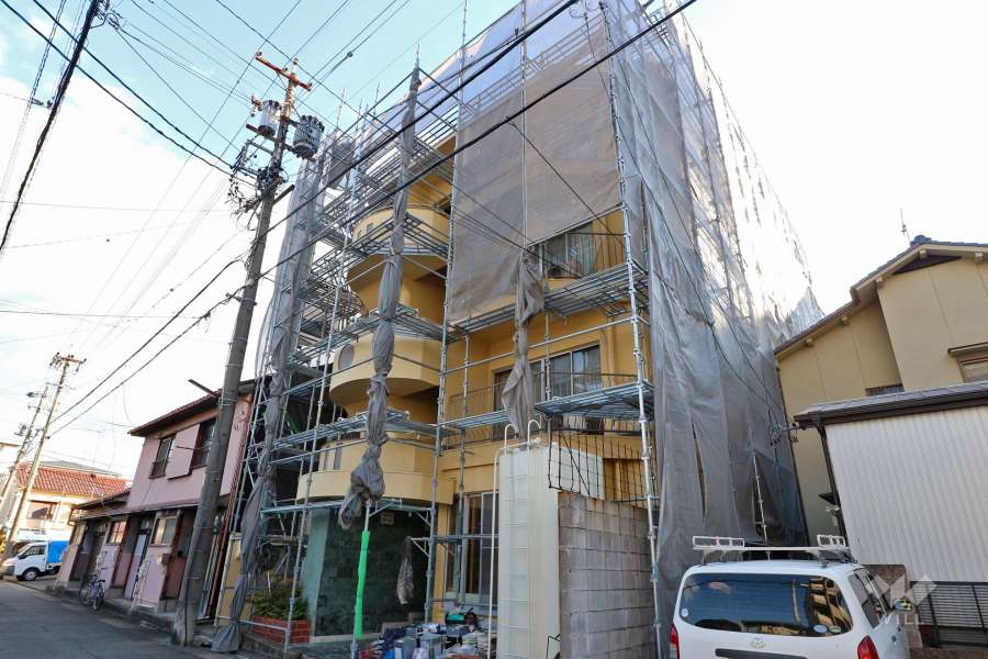 山木マンションの外観（北西側から）　※大規模修繕工事中