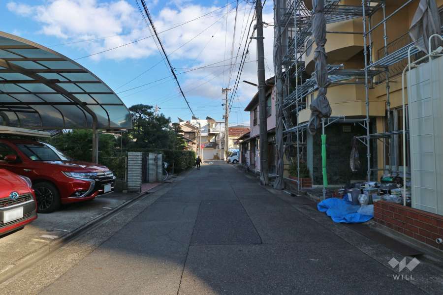 敷地北側の前面道路（西側から）　※大規模修繕工事中