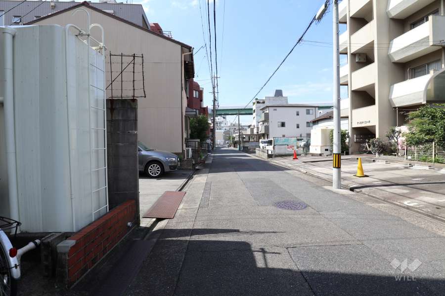 敷地北側の前面道路（東側から）