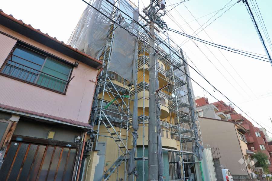 山木マンションの外観（北東側から）　※大規模修繕工事中