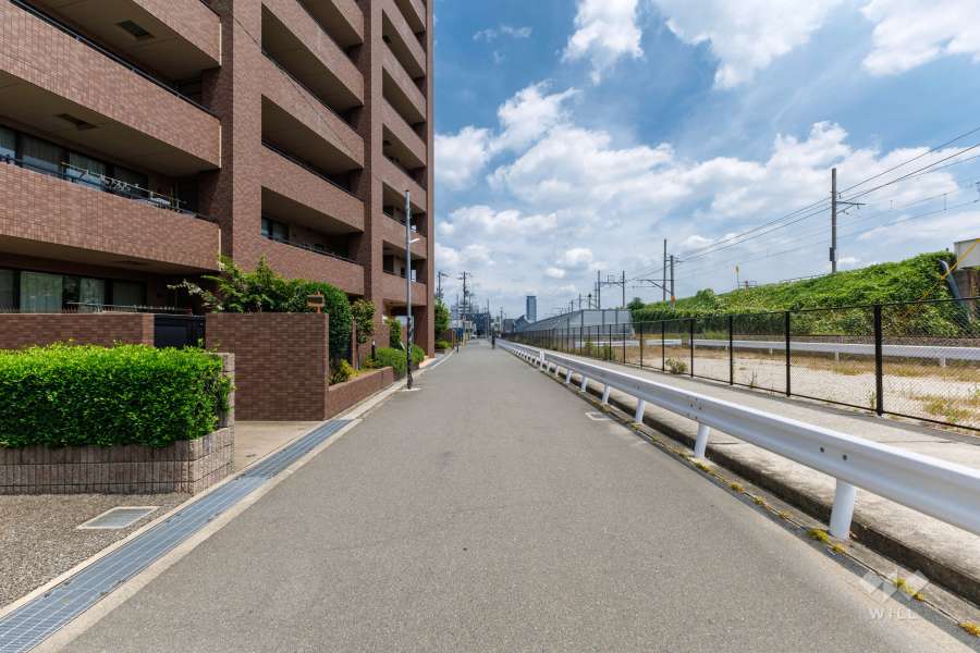 敷地南東側の前面道路（南西側から）