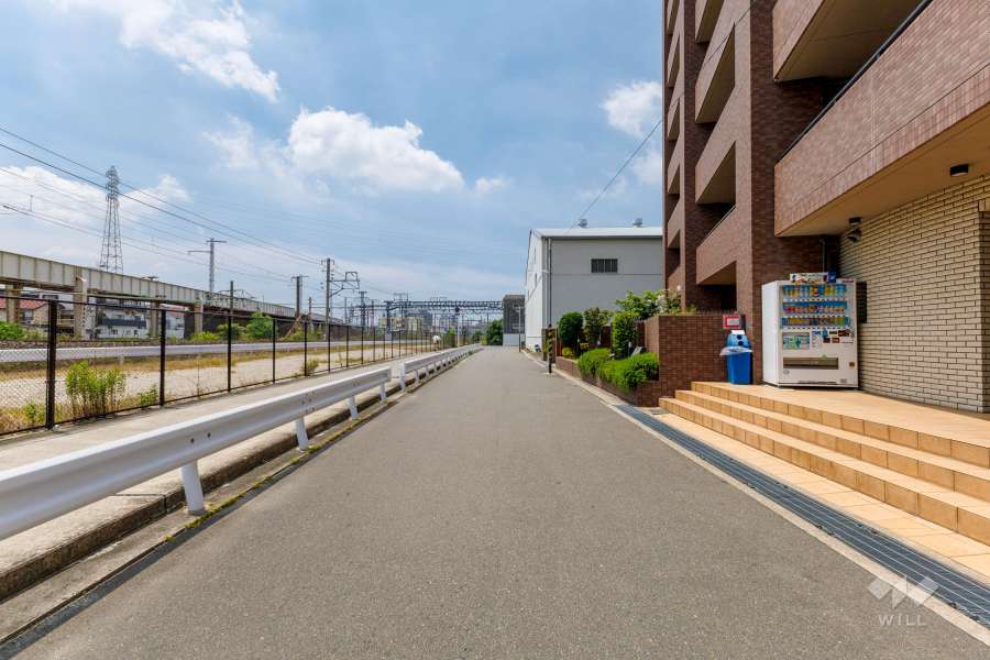 敷地南東側の前面道路（北東側から）