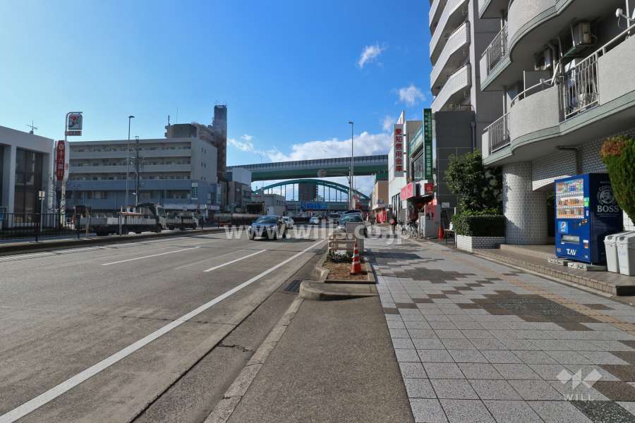 敷地南側の前面道路（東側から）