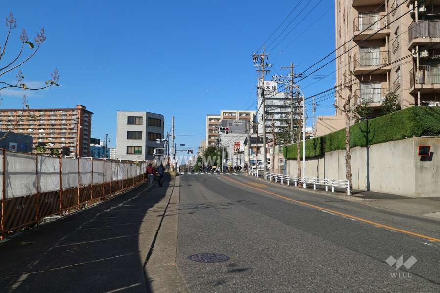 敷地南西側の前面道路。敷地西側約20mの場所を一級河川 堀川が流れています。