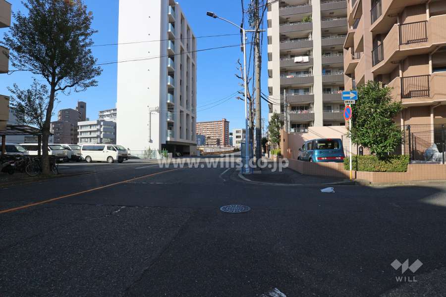 敷地南西側の前面道路。敷地西側から約35mの場所を、一級河川の堀川が流れています。