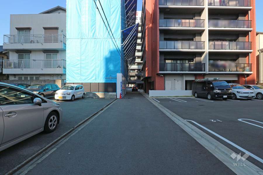 敷地西側の前面道路