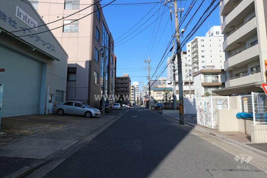 敷地西側の前面道路
