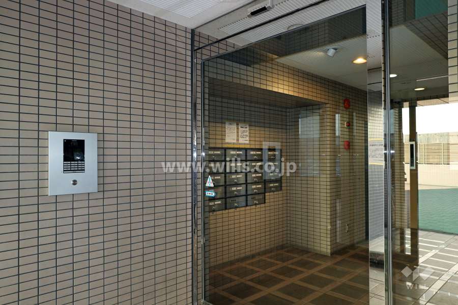 エントランスはオートロック付きです。