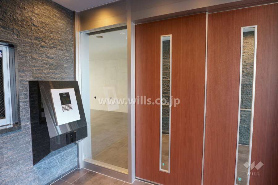 エントランスはオートロック付です。