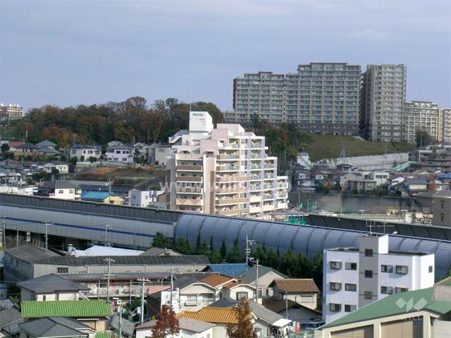 パレ千里の遠景。すぐ北側には名神高速が走っています。