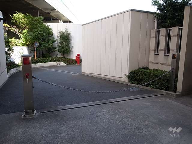 駐車場の入り口はロボットゲート付きです。