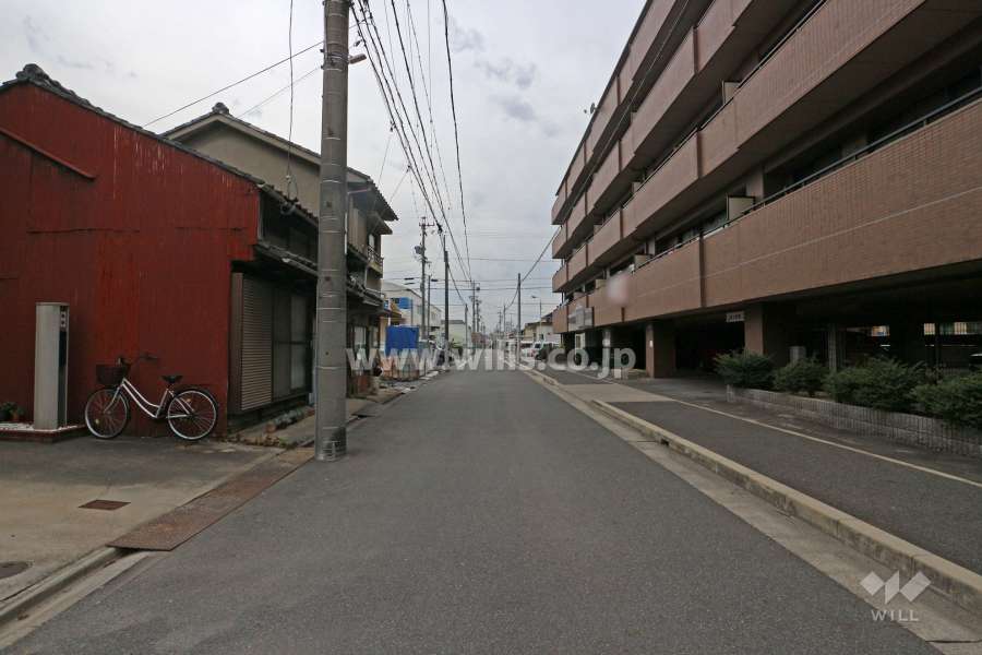 敷地南側の前面道路（東側から）